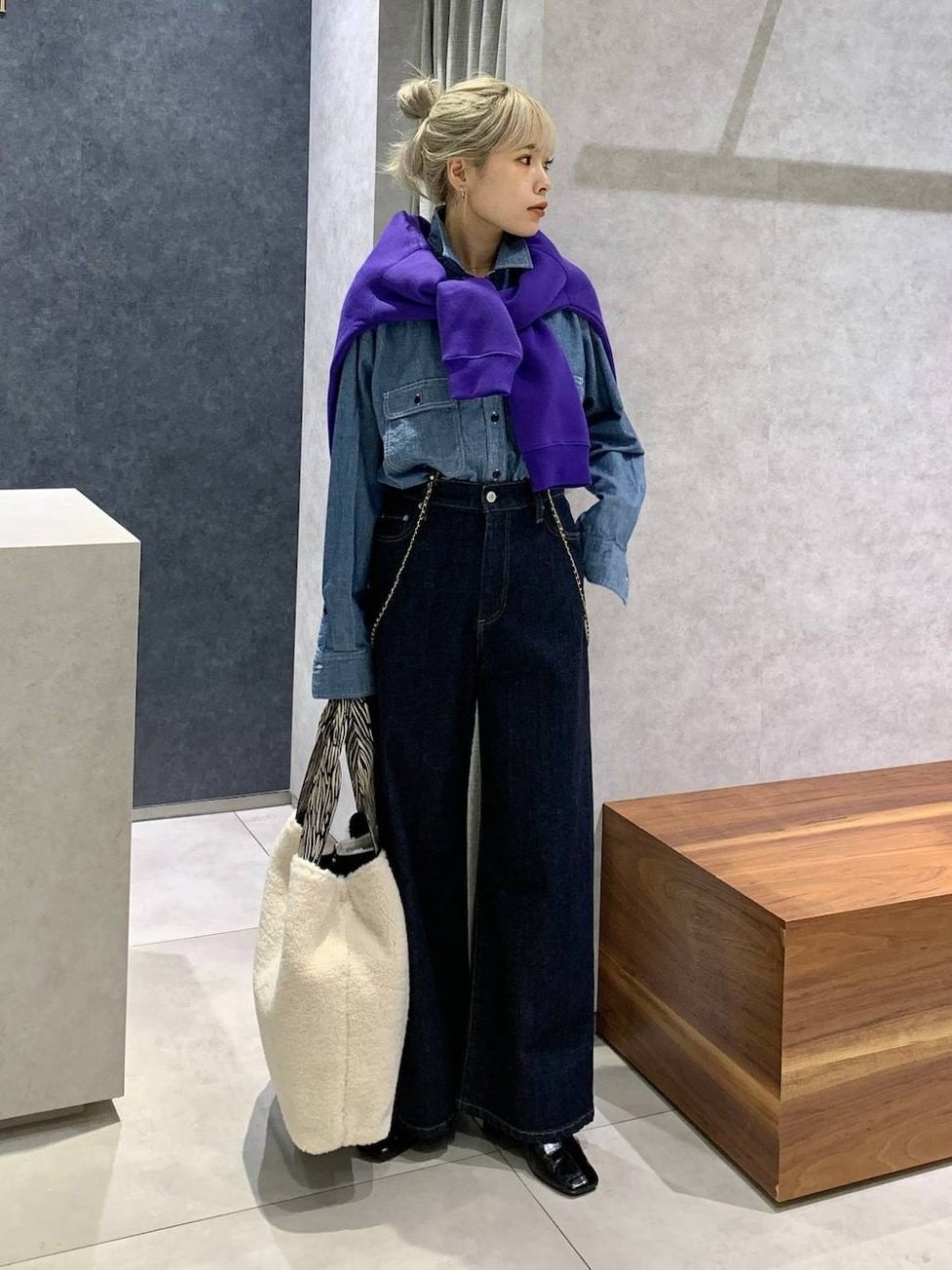 ▼鮮やかなスウェットをアクセントに