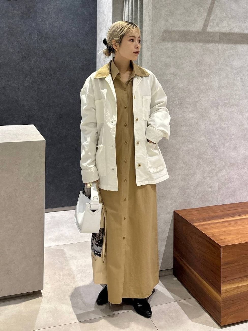 ［ベージュ］のシャツワンピースコーデ