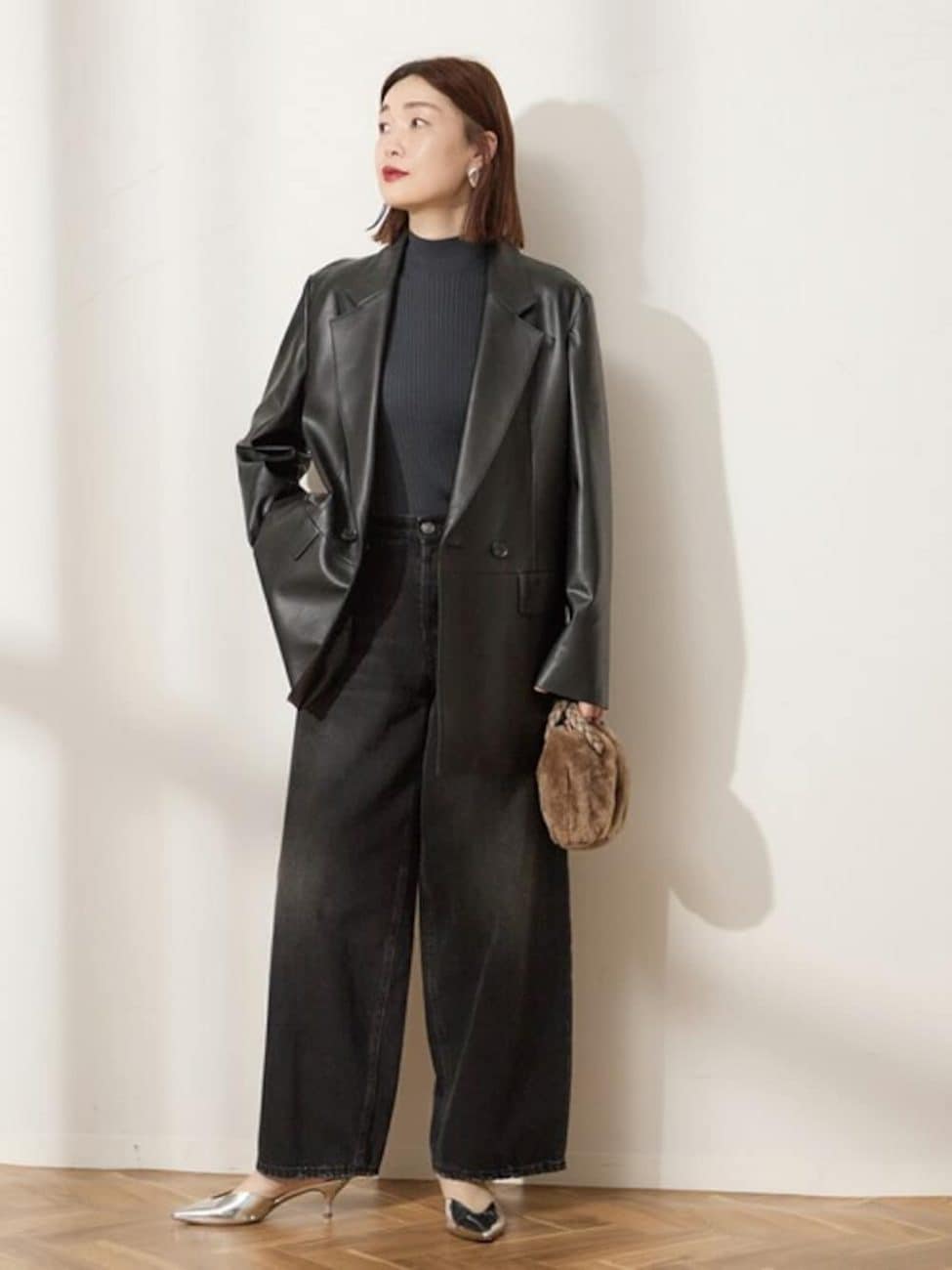 ▼レザーのジャケットでハンサムに