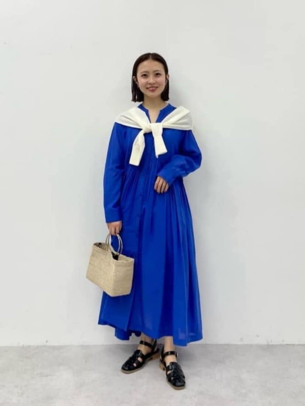 ［ブルー］のシャツワンピースコーデ