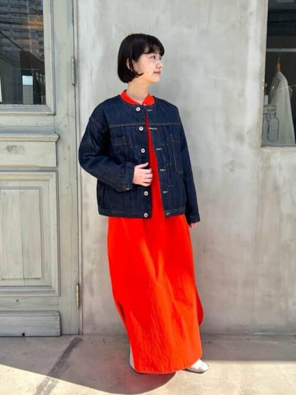 ▼ノーカラーの仕様で首元を軽やかに