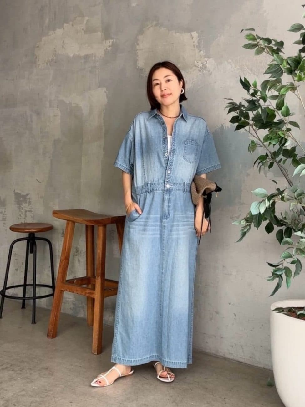 ▼デニムのシャツワンピースでコーデをラフに