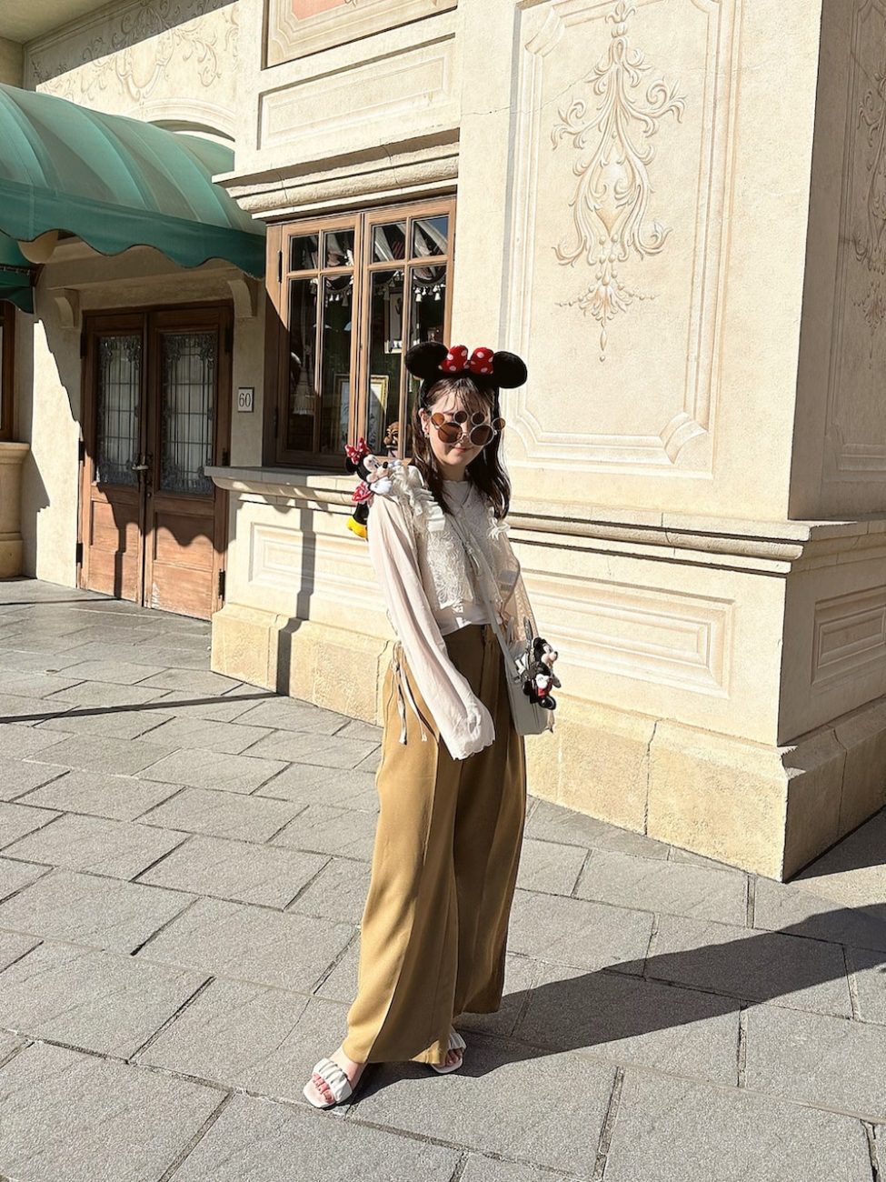 淡色コーデでトレンド感をキープ