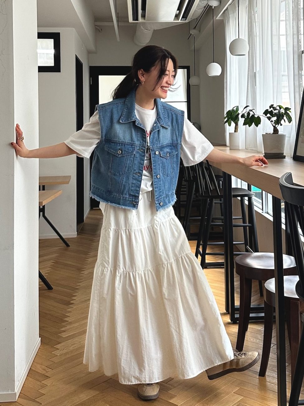 ▼デニムベストで今どき甘辛コーデ