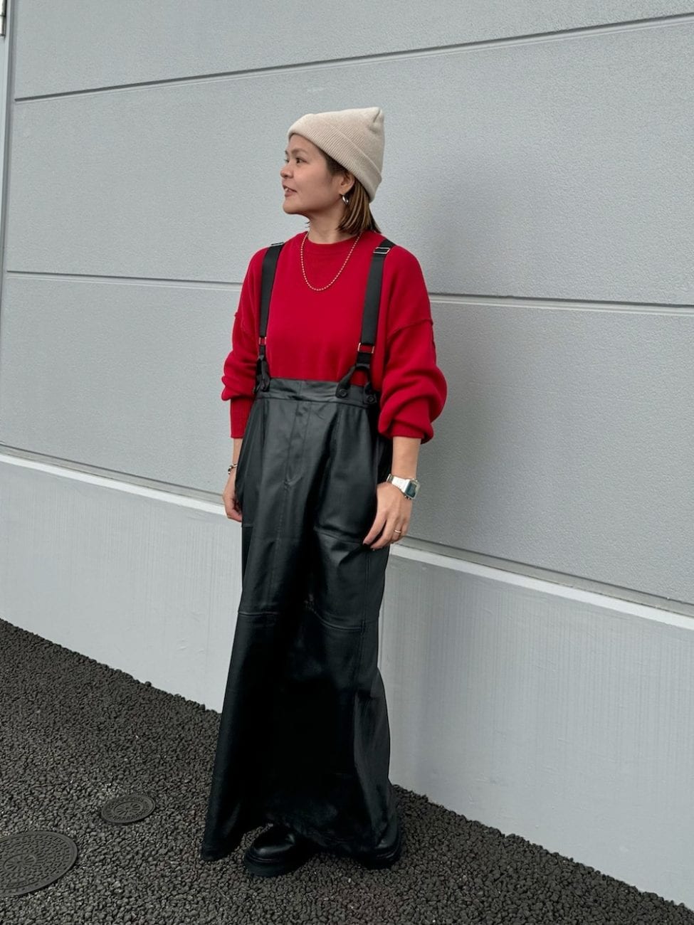 フェイクレザーで大人の装いを演出