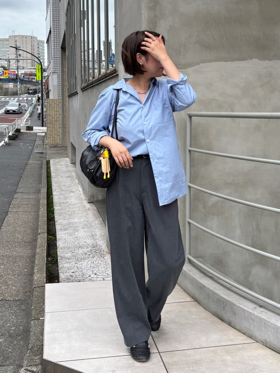 ▼ブルーシャツ×ストレートパンツの大人カジュアルスタイル