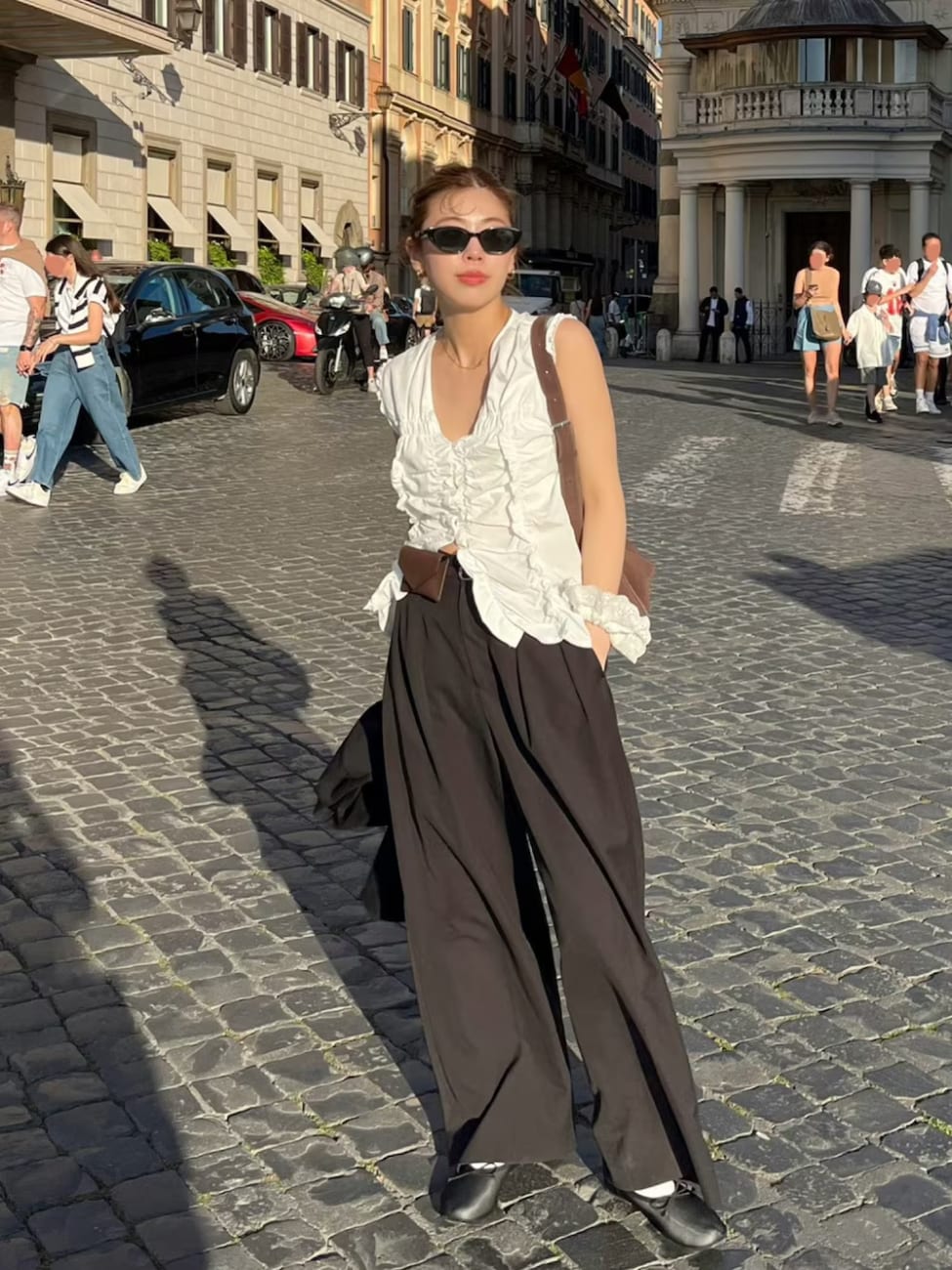 ▼白ブラウス×パンツの上品フェミニンスタイル