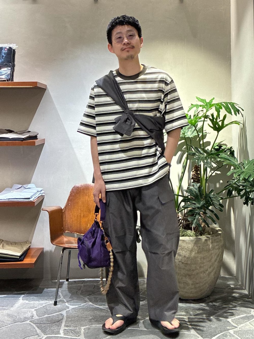 ▼カットソー×肩掛けシャツ×カーゴパンツ
