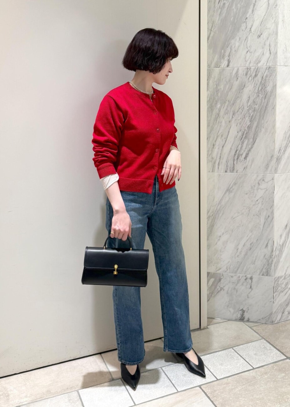 ▼暖かさが残る日に最適なカーディガン×ストレートデニムスタイル