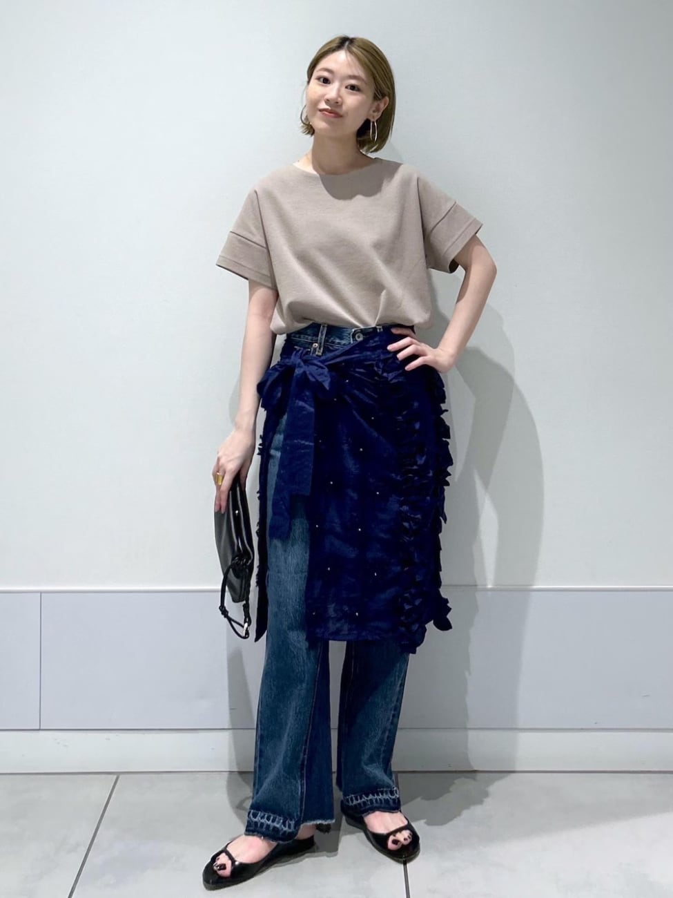 ▼カットソー×フレアデニム×エプロンスカート
