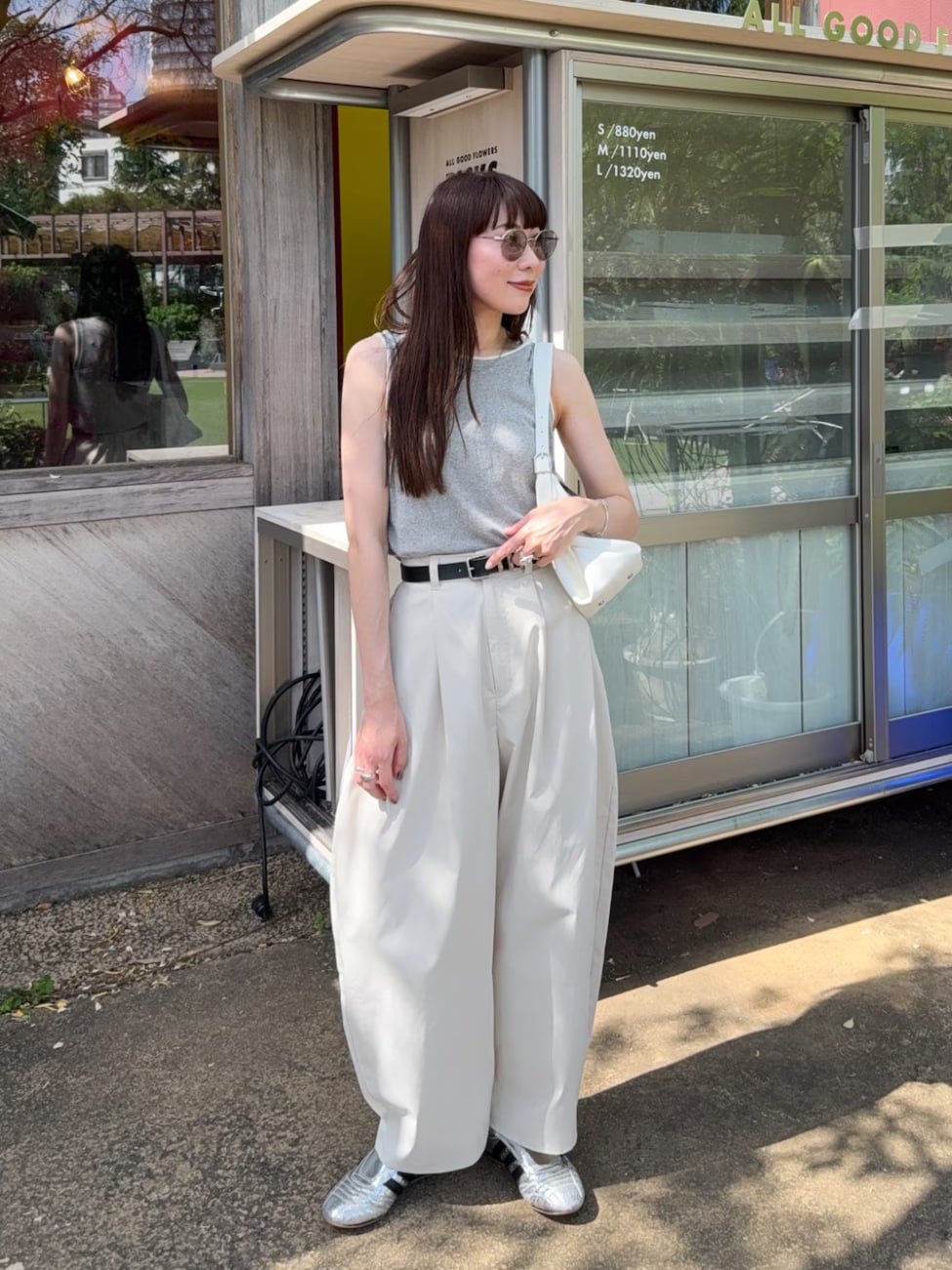 ▼タンクトップ×白ワイドパンツでつくる夏コーデ