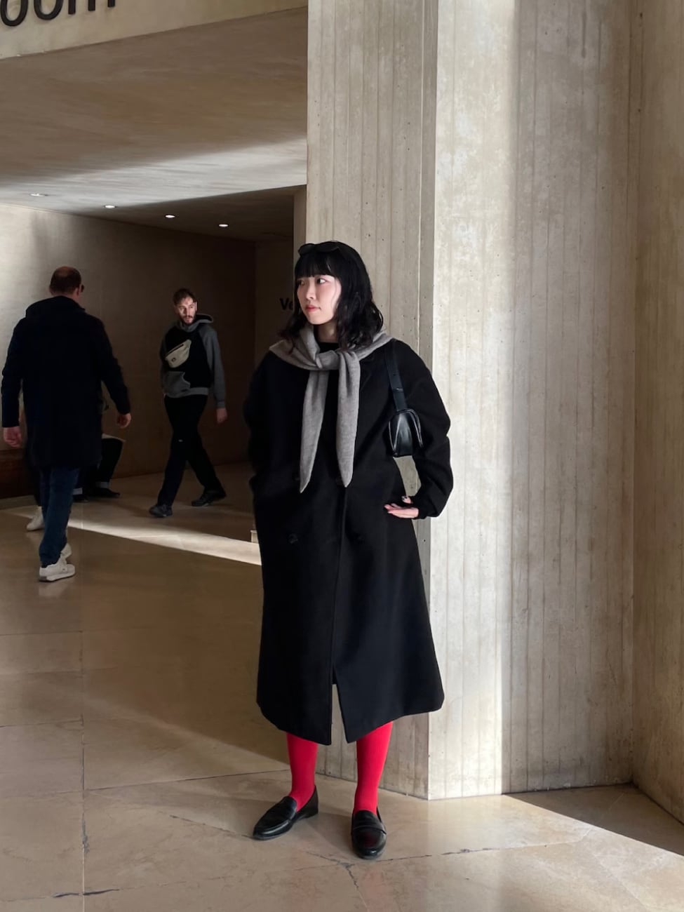 ▼黒ロングコート×赤タイツの個性派スタイル