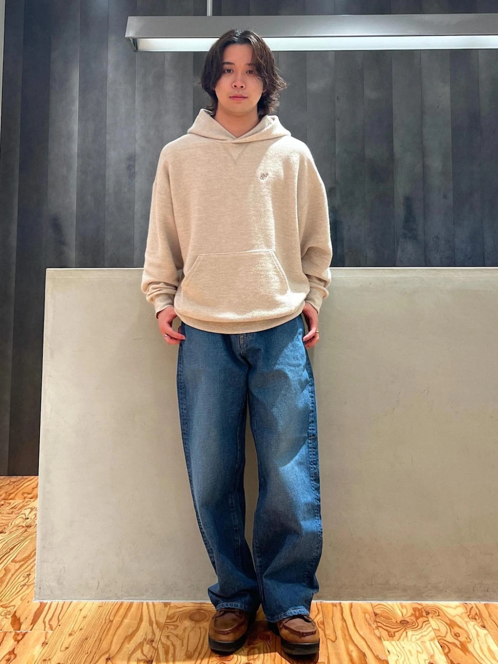 ▼スウェットパーカー×デニムパンツ
