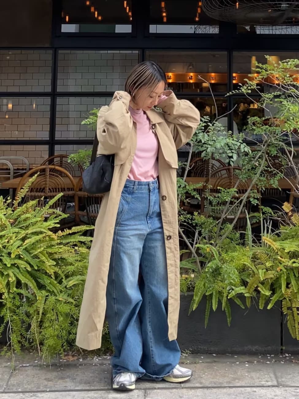 ③秋冬はレザージャケットやフルレングスのトレンチコート