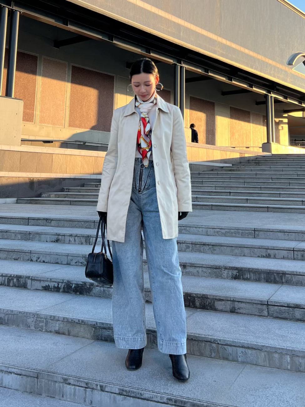 ▼ベージュトレンチ×デニムの王道パリジェンヌルックにスカーフをON