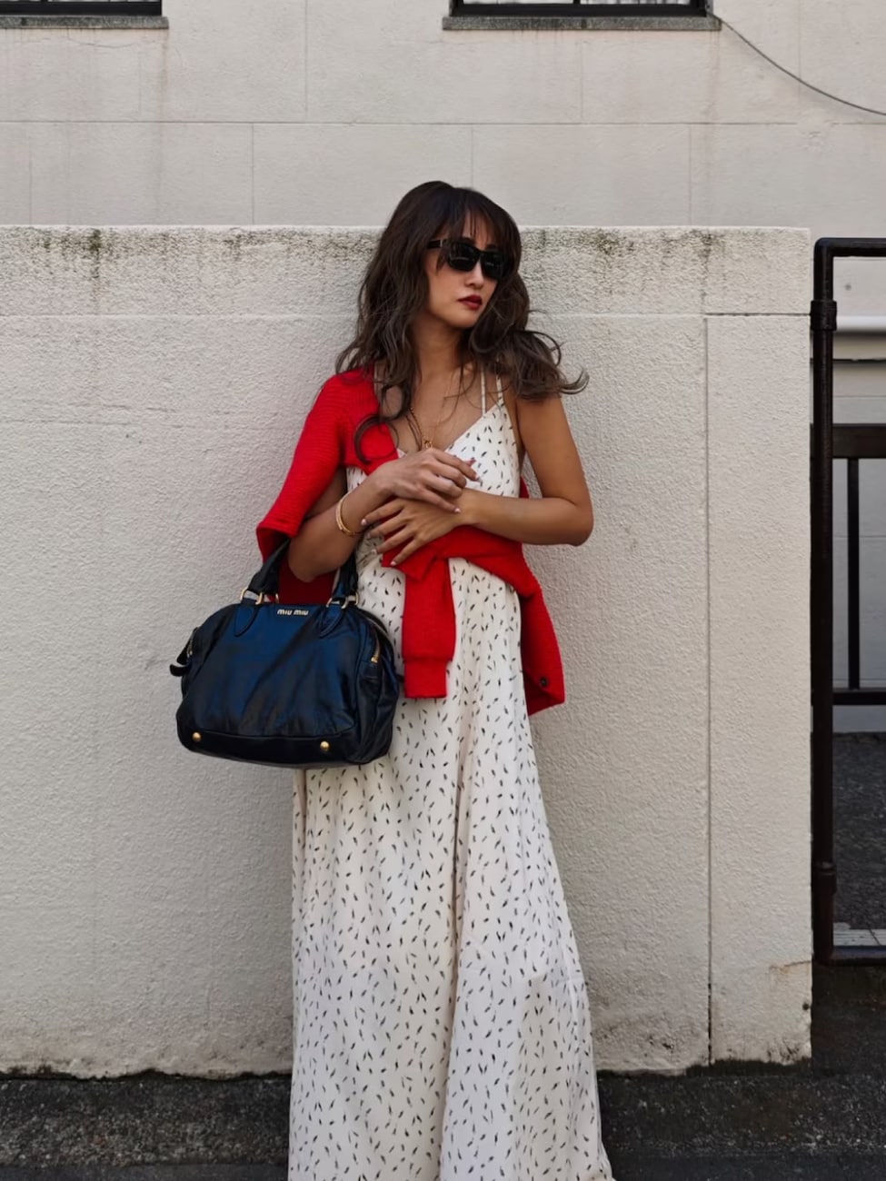 ▼白ワンピース×赤カーディガンの上品スタイル