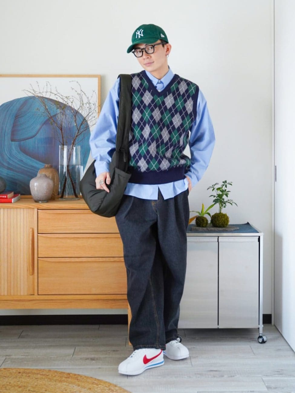 ▼ニットベスト×シャツ×デニムワイドパンツ
