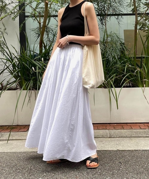 ▼黒タンクトップ×白ロングスカートのエレガントカジュアルスタイル