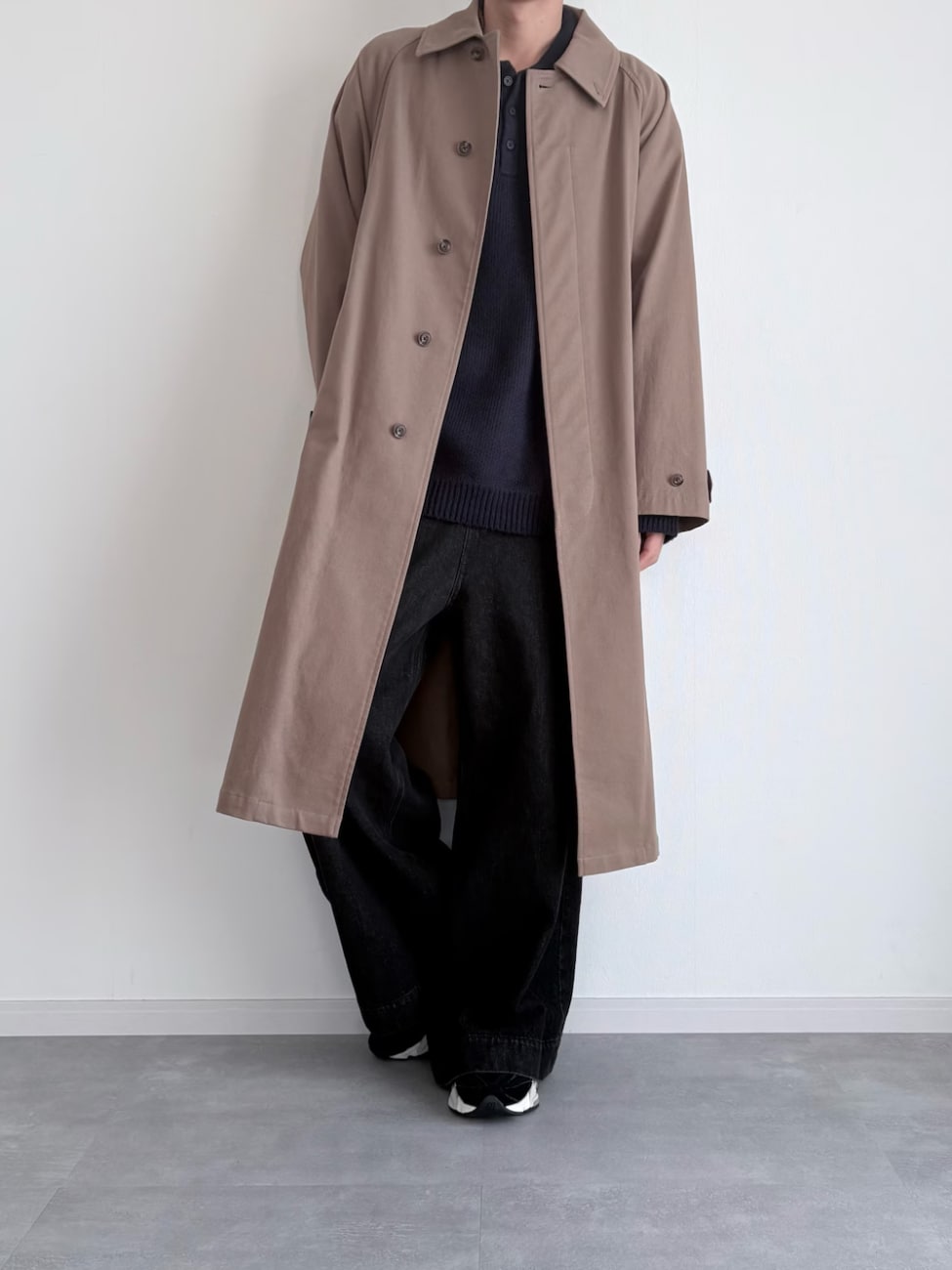 ▼トレンチコート×ニット×バギーパンツ
