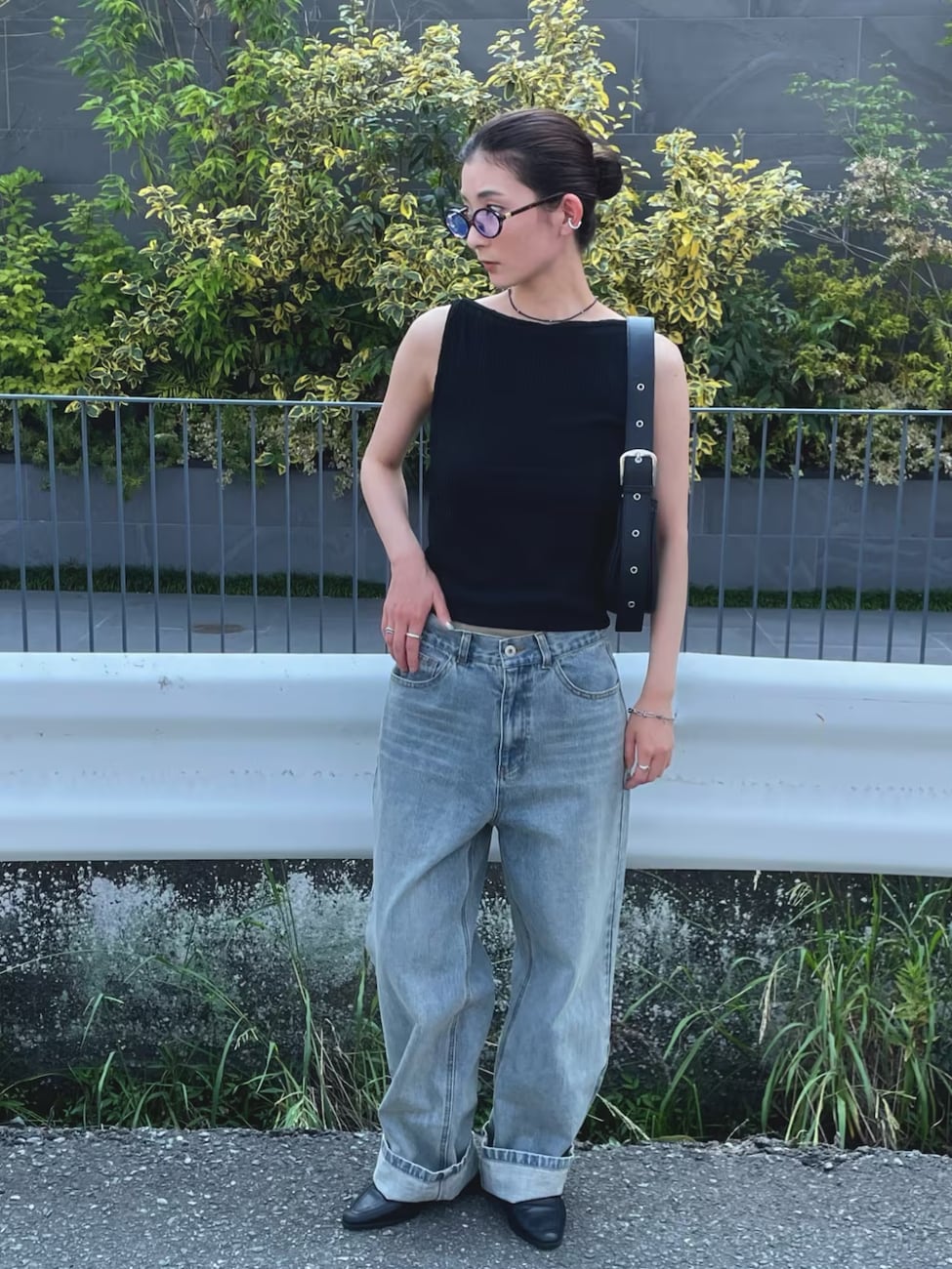 ▼黒トップス×ストレートデニムのエフォートレススタイル