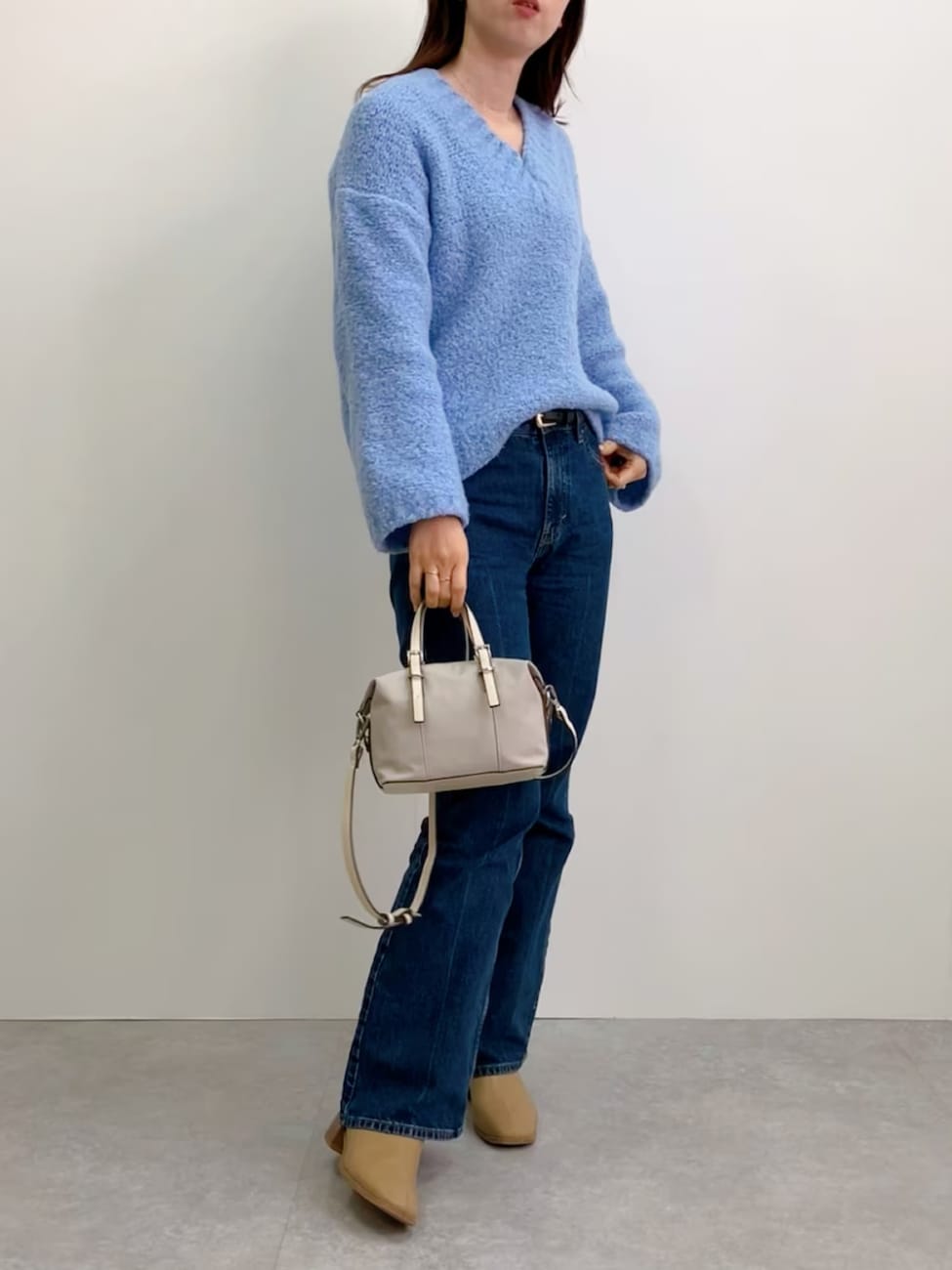 ▼ブルーのボリュームニット×デニムパンツで秋冬も鮮やかに