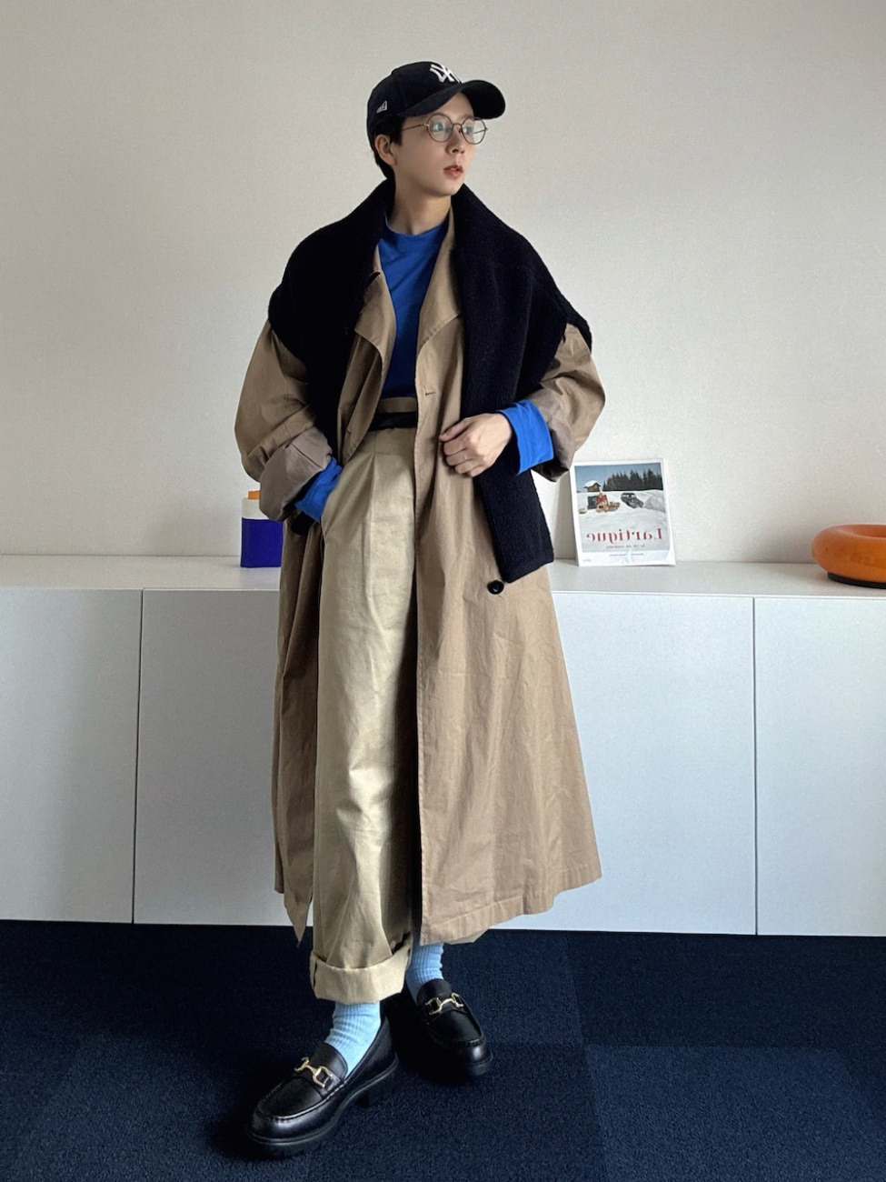 ▼トレンチコート×ニット×チノパン

