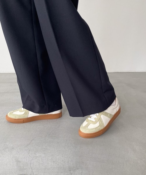 ⑤歩きやすいフラットシューズ・スニーカー