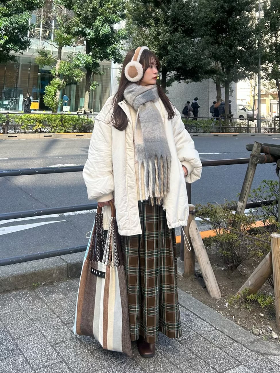 ▼ブルゾン×ニット×マフラー×スカート
