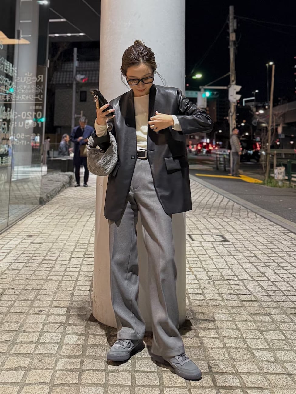 ▼ブラックレザージャケット×スラックスのきれいめカジュアル