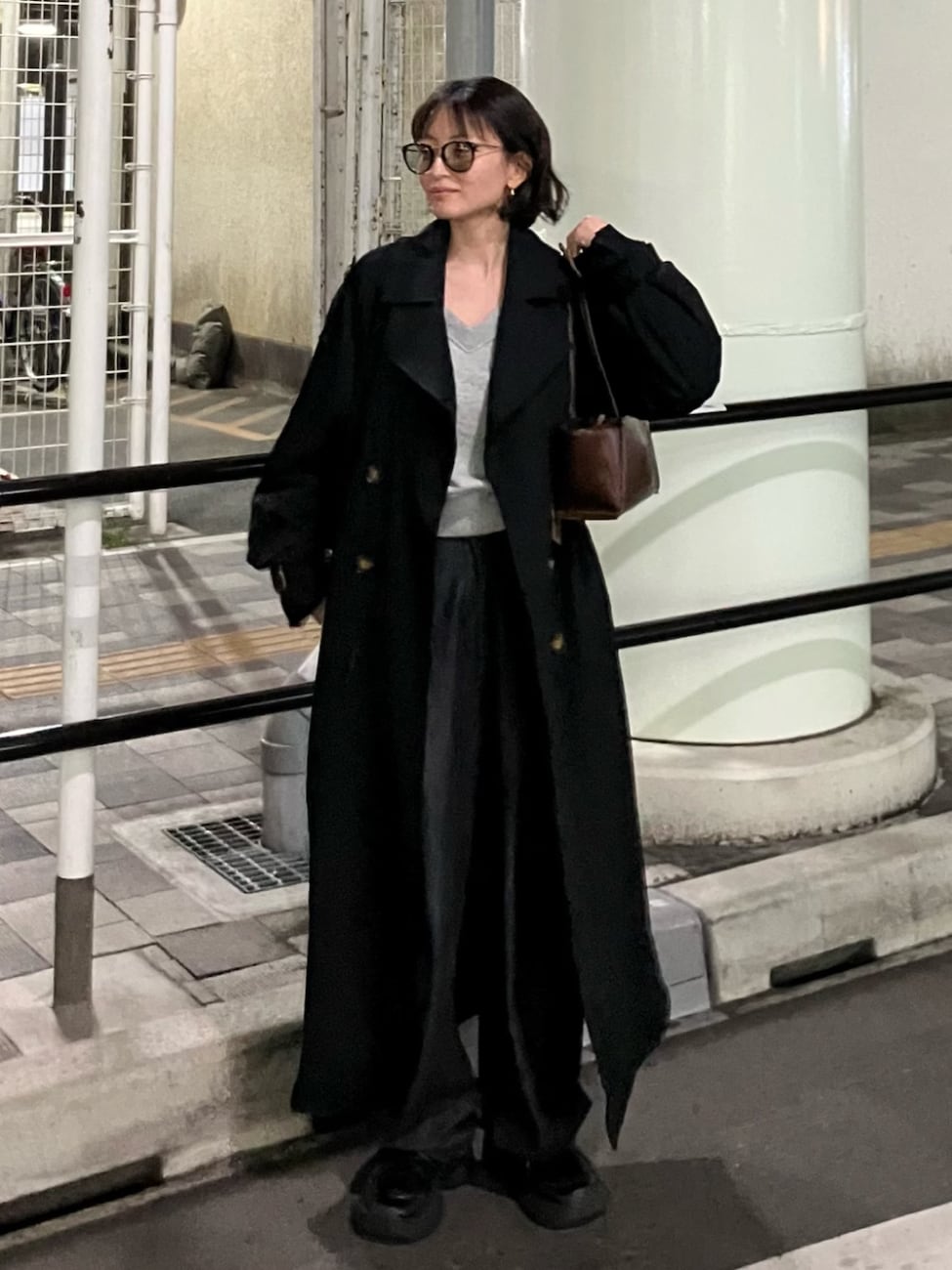 ▼こなれ感のあるブラックロングコート×デニムパンツ