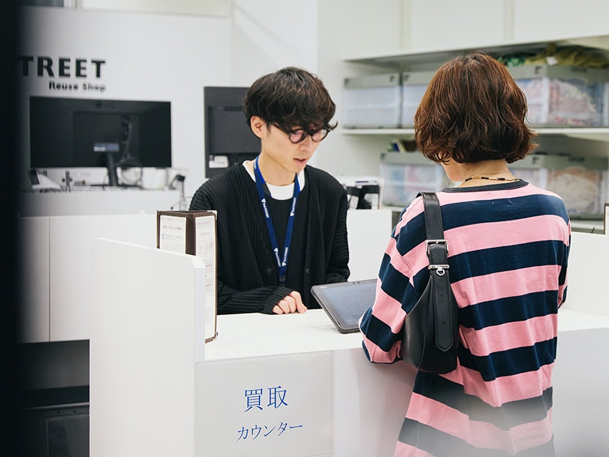 査定結果のわかるタブレットを受け取る