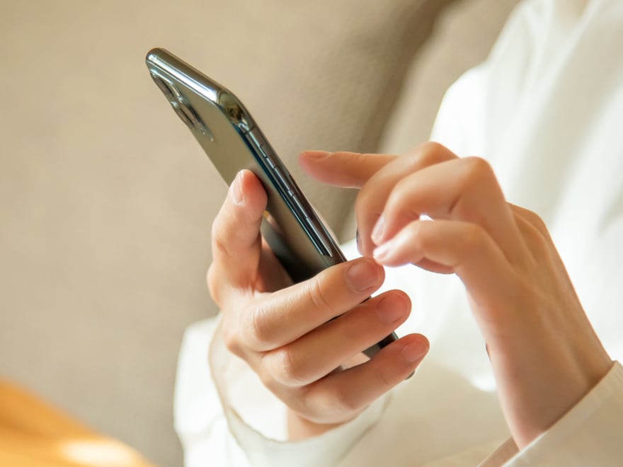 スマホで出張買取を予約する様子