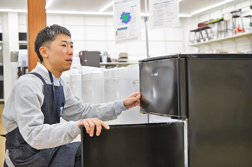 丁寧に説明する細井店長