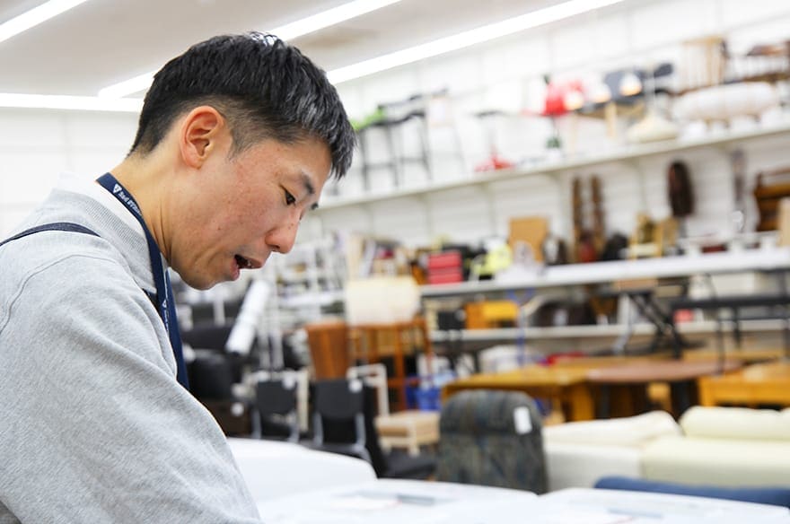 洗濯機について説明する細井店長