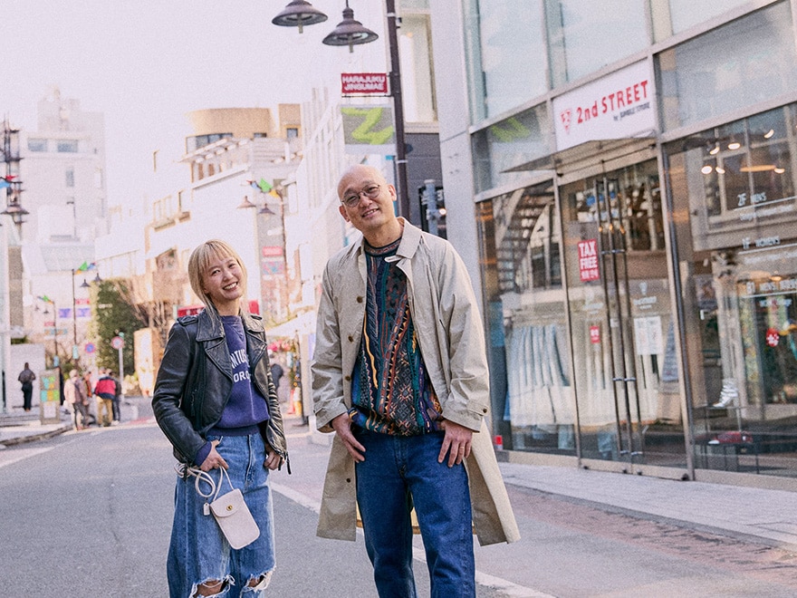 原宿の街を歩く“たけしとaiko”