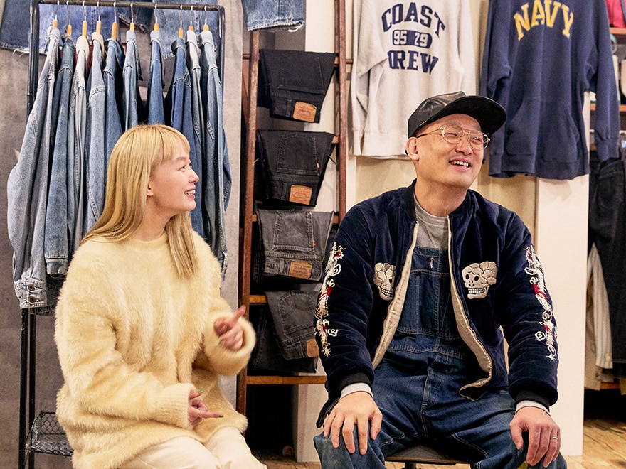 古着トークで盛り上がる柴田さん（左）とみなみかわさん（右）
