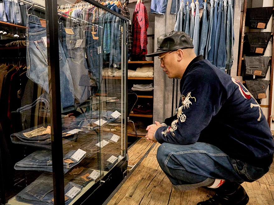 古着屋のような原宿店を見て回るみなみかわさん
