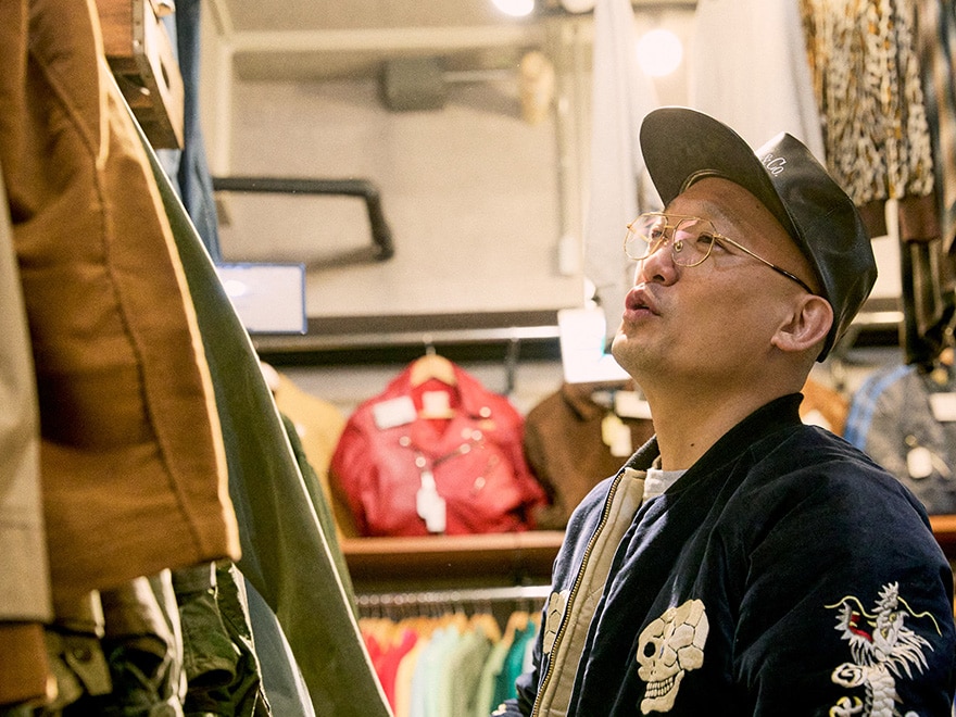 古着屋のような原宿店を見て回るみなみかわさん