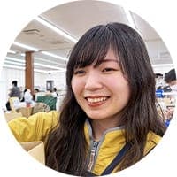 笑顔で受付をする田代さん