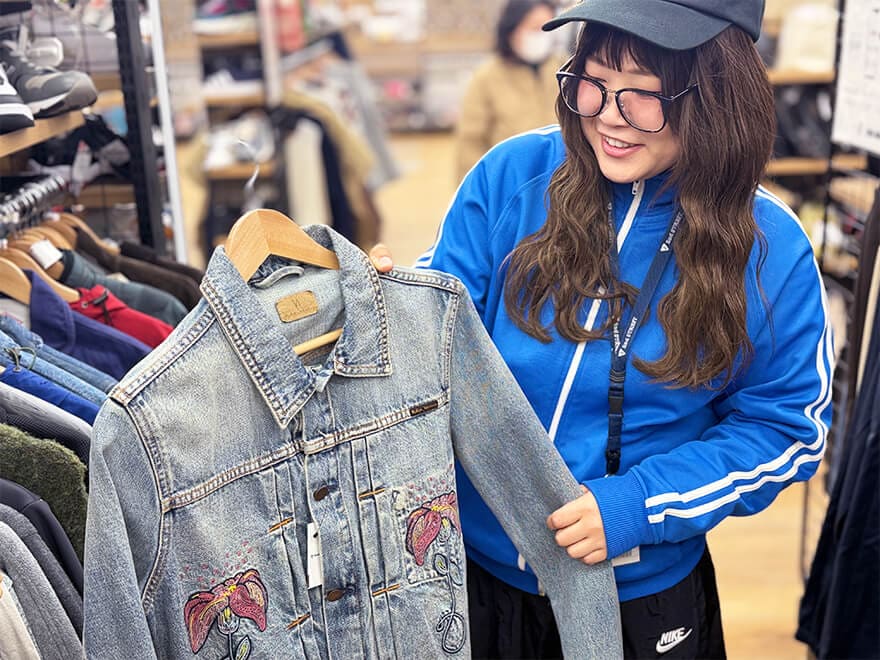 おすすめの春物アイテムとして、デザイン性の高いデニムジャケットを紹介する店長