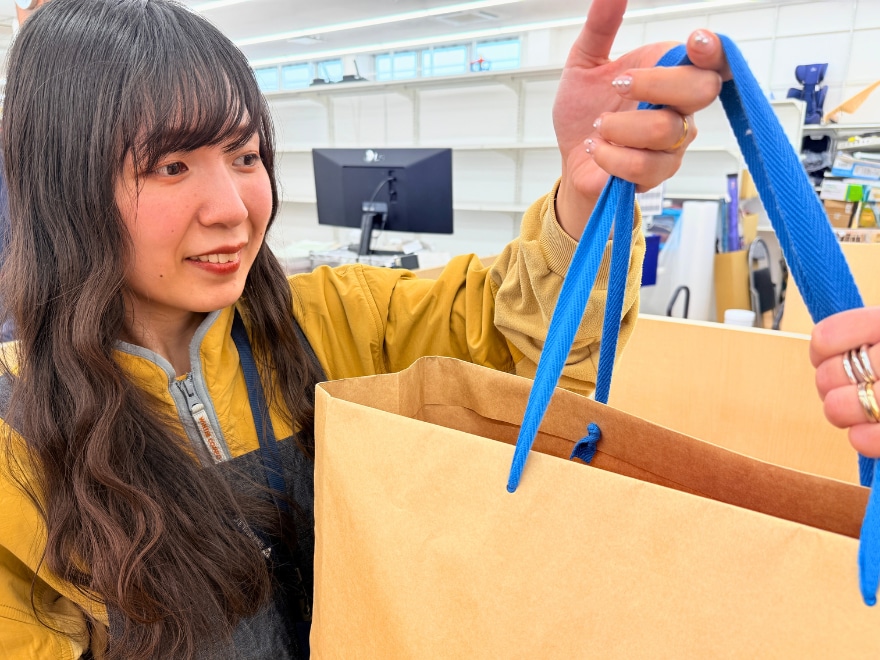 受付で買取するお品物を渡す様子