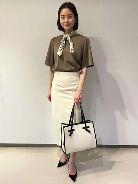 ベージュタイトスカート×とろみブラウス