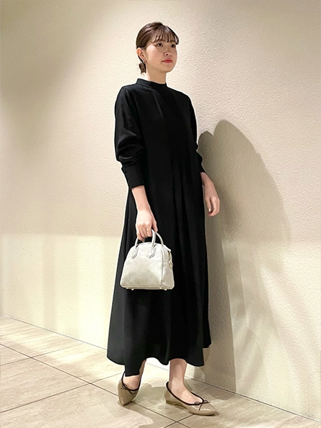 黒ワンピース×ベージュパンプス