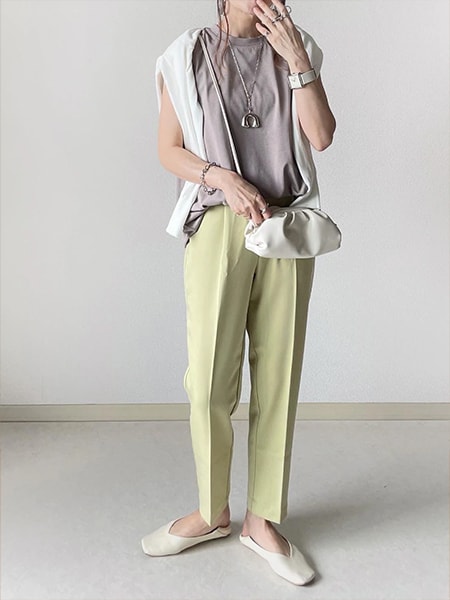 ノースリーブTシャツ×白カーディガン×グリーンパンツ