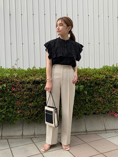 ベージュパンツ×ビッグカラーブラウス