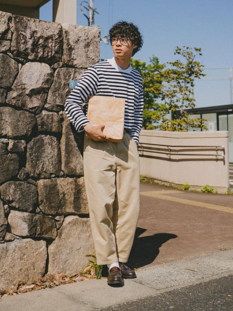 ボーダーTシャツ×チノパンで知的に
