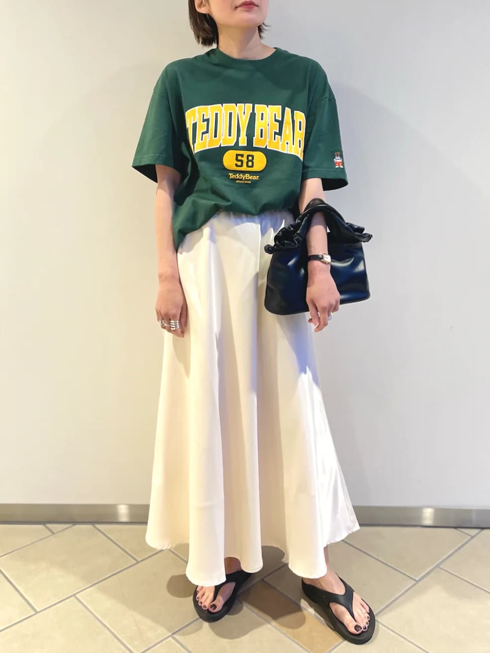 サテンフレアスカート×ロゴTシャツ