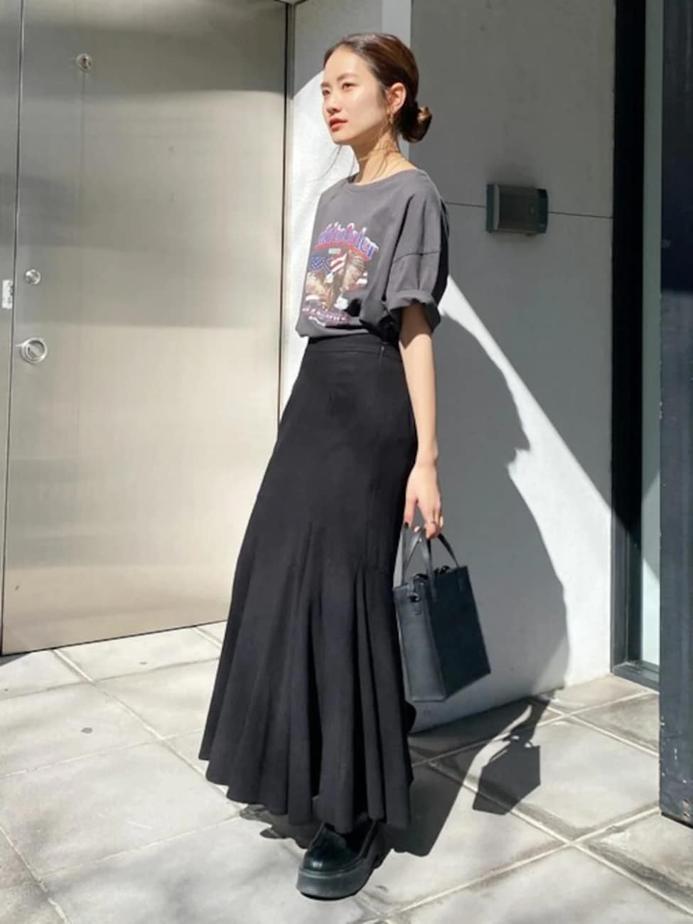 黒マーメイドスカート×プリントTシャツ
