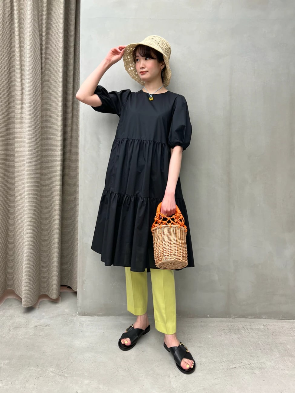 ひざ丈ワンピはパンツをレイヤードして大人顔に