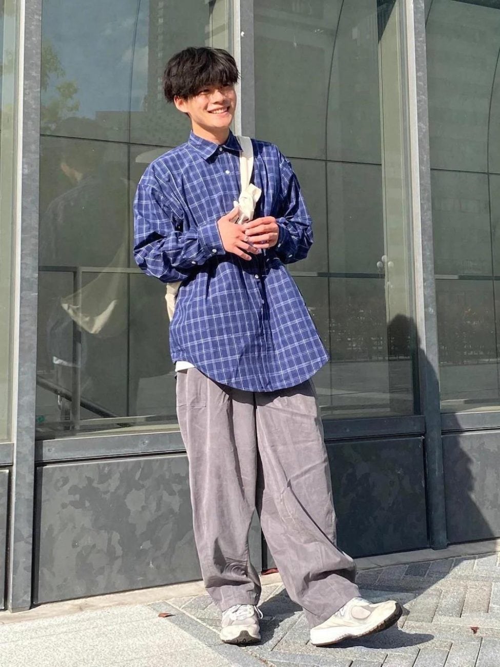［青×グレー］チェック柄シャツで抜け感を演出